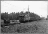 Godståg på linjen mellan Rällså och Vasselhyttan. Tfv Grängesberg - Oxelösunds Järnvägar, TGOJ Ma 406. Loket tillverkat 1954 av ASEA och Falun.