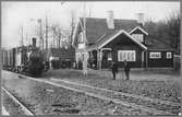 Tåg vid Mormorsgruvan station. Östra Centralbanans Järnvägar, ÖCJ lok 1. Ångloket tilverkades 1901 av Nohab.