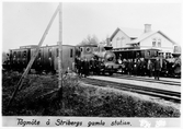 Tre persontåg möts på Stribergs station. Dessa dras av från vänster i bild: Vikern - Möckelns Järnväg, WMJ lok 1 