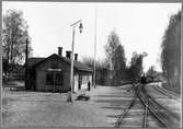 Ett ankommande tåg till Järle station.