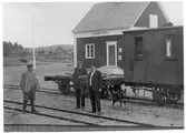 Ydrefors station med baningenjör Hj. Malmstedt samt stinsen från Vimmerby i uniform och byggnadschefen Jehander.