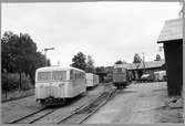 Rälsbussar och lokomotorer vid Vetlanda lokstation.