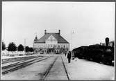 Oskarshamn station. De vänstra spåren tillhör Nässjö - Oskarshamns Järnväg, NOJ. Tåget till höger är ett  Ruda - Oskarshamns Järnväg, ROJ-tåg draget av ROJ lok 1.