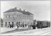 Halmstad - Nässjö Järnvägars ånglok, HNJ C 10 med HNJ Godsvagn på stationen i Gislaved.