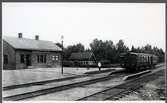 Hyltebruk station med persontåg. Halmstad - Nässjö Järnvägar, HNJ X1/BCF1 1. Dieselelektrisk motorvagn.