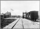 Sträckan Varberg - Ätran öppnas för allmän trafik juli 1911. Invigningståg med sommarvagnar vid Skinnarlyngen station.