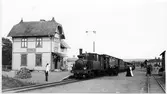Skövde-Axvalls Järnväg, SAJ lok 2 med persontåg vid Varnhems järnvägsstation.