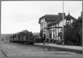 Norra Hälsinglands Järnväg, NHJ lok 3 med tågsätt vid Bergsjö station.