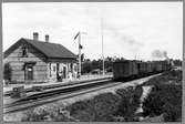 Eket station med avgående tåg.