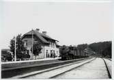 Statens Järnvägar, SJ J 1336 vid Ljungskile station 1930.