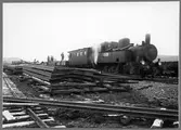 Statens Järnvägar, SJ N 1406 med tåg och arbetslag vid byggnation av Fjällbo verkstäder.
