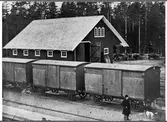 Godsvagnar uppställda vid godsmagasinet i Hallsberg.