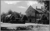 Järnvägsstationen i Karlsborg sett från vägsidan.