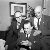 KAK delar ut belöningar.
December 1956.