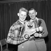 Modellbiltävlingar på Idrottshuset.
April 1957.