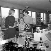 Flickskolan utställer.
9 juni 1957.