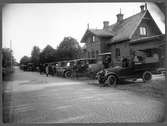 Droskor och lastbilar vid stationshuset i Almedal under strejken 1922. Lastbilen i förgrunden från Gumperts bok- och pappershandel i Göteborg.