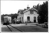 Almvik station och en Hilding Carlsson motorvagn.