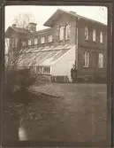 Växthus vid Alingsås Station. Stationen öppnades 1857. Stationsbyggnaden ritades av Adolf W. Edelsvärd. Den var inte färdigställd när stationen öppnades för trafik, på grund av problem med entreprenör. Det tog ett år innan stationshuset blev färdigt 1858.