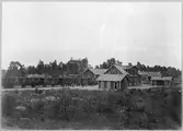 Arkösunds station vid byggnationen. Stationen öppnades 1895-06-15.