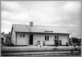 Stationen byggd och öppnad av KIJ 1885 med envånings stationshus i trä, två gavlar mot banan. Det revs och ett nytt stationshus utan bostadslägenhet uppförts 1956.  Persontrafiken nedlagd 1969. Stationen upphörde 1975.