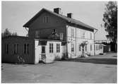 Arbrå station öppnad 1879, med tvåvånings stationshus i trä. Mekanisk växelförregling. Norra Stambanan elektrifierades 1936. Stationshus från gatusidan.