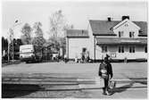 Stationen öppnad 1928 med en- och enhalvvånings stationshus i trä, sammanbyggt med godsmagasinet. Nu för tiden är den säsongstation.