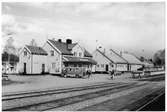 Stationen öppnad 1928 med en- och enhalvvånings stationshus i trä, sammanbyggt med godsmagasinet. Nu för tiden är den säsongstation.