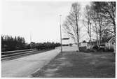 Del av bangården vid Arvidsjaur station. Stationen öppnad 1928 med en- och enhalvvånings stationshus i trä, sammanbyggt med godsmagasinet. Nu för tiden är den säsongstation.