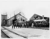 Del av bangården med lokstall vid Arvika station.
Ånglok, Statens Järnvägar, SJ Cd 740, tillverkat 1902 av Nohab.  1925 ombyggt från Cc lok till Cd lok. Skrotad 1936 i Vislanda.
Det andra ångloket som kommer ur lokstallet är troligen SJ Kd 732 ”Harald”, tillverkat av Motala Verkstad 1902, skrotat 1967 i Östersund.