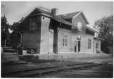 Stationen öppnad 1884. Persontrafiken upphörde redan i början av 1930-talet. På slutet gick det bara godståg innan Askersund - Skyllberg - Lerbäcks Järnvägen, ASLJ lades ner 1955.