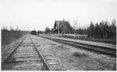 Stationen öppnad 1902 med en- och en halv vånings stationshus i trä.