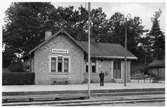 Station öppnad 1896. Stationshuset byggdes i vinkel av tegel och trä. Huset ombyggdes och moderniserades i slutet av 1940-talet. Stationen upphörde1965.