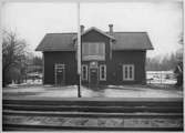 Stationen öppnad 1878 med ett mindre stationshus i trä. Första namnet var Skultorp. Nytt stationshus byggdes 1908. Stationen upphörde 1967.