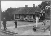 Stationen öppnad 1878 med ett mindre stationshus i trä. Första namnet var Skultorp. Nytt stationshus byggdes 1908. Stationen upphörde 1967.