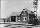 Station öppnad 1885. Envånings stationshus i trä, byggt i vinkel med en gavel mot banan. Stationshuset har moderniserat flera gånger under tiden. Den upphörde 1969. Stationshuset, godsmagasinet och uthuset  finns kvar och ägs privat.