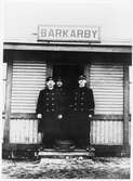 Personal vid  Bakarby station. Stationen öppnades av Stockholm - Västerås - Bergslagens Järnvägar, SWJ 1878.  Då byggdes det första stationshuset. 1922 uppfördes nytt stationshus, som 1943 fick helt ny inredning i väntsalen. Ställverk tillkom 1922.