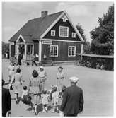 Station öppnad av Stockholm - Västerås - Bergslagens Järnvägar, SWJ 1878.  Då byggdes det första stationshuset. 1922 uppfördes nytt stationshus, som 1943 fick helt ny inredning i väntsalen. Ställverk tillkom 1922.  På fotot syns det nya stationshuset.