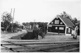 Station öppnad av Stockholm - Västerås - Bergslagens Järnvägar, SWJ 1878.  Då byggdes det första stationshuset. 1922 uppfördes nytt stationshus, som 1943 fick helt ny inredning i väntsalen. Ställverk tillkom 1922.  På fotot syns det nya stationshuset.