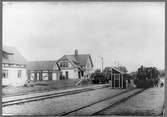 Kävlinge - Barsebäcks Järnväg, KjBJ, Barsebäckshamn station öppnad 1907.  Järnvägen och stationen förstatligades 1927. Stationen nedlagd 1954. Ånglok som syns på bilden är KjBJ lok 2, tillverkat av Arlöv 1908, tillverkningsnummer 4. Det skrotades 1932.