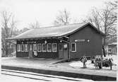Hållplats öppnad 1902  med envånings stationshus i trä. Det gamla stationshuset revs 1946-47 och ersattes med ett nytt. Hållplatsen nedlagd 1986.