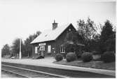 Bergfors station öppnades 1903 med stationshus i trä. Elektrisk växelförregling. Delen av Malmbanan vid Bergfors elektrifierades 1915. Stationen upphörde 1997. Del av trädgården.