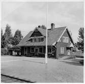 Station öppnad 1912 med en- och en halvvånings stationshus i trä. Stationen upphörde 1969.