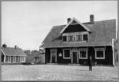 Station öppnad 1912 med en- och en halvvånings stationshus i trä. Stationen upphörde 1969.
Stationsföreståndare som syns på fotot är troligen Olof Lalande, han var aktiv under perioden 1913-1918.