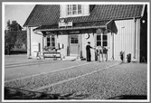 Ostkustbanan, OKB stationshus  i Bergby. Station öppnad 1926 med en- och en halv vånings stationshus i trä. Banan förstatligades 1933. Den elektrifierades 1953. Stationen upphörde 1965.