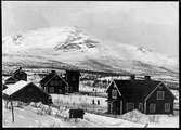 Husbyggnader 3 och 4 vid Bergfors station. Stationen öppnad 1903