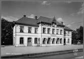 Stationen öppnad av Nässjö- Oskarshamn Järnväg, NOJ 1874. Första stationshus var envånings i trä, det brann i en eldsvåda. 1898 byggdes nytt stationshus två våningar, putsat som tillbyggdes med en våning 1903. Godstrafiken nedlades 1990.