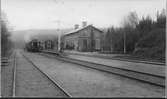 Håll- och lastplats anlagd 1892. Tvåvånings stationshus i trä. 
FRMJ , Falun - Rättvik - Mora Järnväg