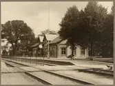 Billesholms gruva stationsplantering dekorativ gammalt ekträd.
Namnet var till 1943 BILLESHOLMS GRUVA. Stationen byggd 1875 av 
LEJ ,Landskrona - Engelholms Järnvägar. Stationen anlagd 1876. Envånings stationshus i sten. Efter ombyggnad 1922/23