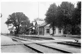 Billesholms gruva stationsplantering dekorativt gammalt ekträd.
Namnet var till 1943 BILLESHOLMS GRUVA , därefter BILLESHOLM.Stationen byggd 1875 av LEJ. Stationen anlagd 1876. Envånings stationshus i sten. Mekanisk växelförregling 
LEJ , Landskrona - Engelholms Järnväg